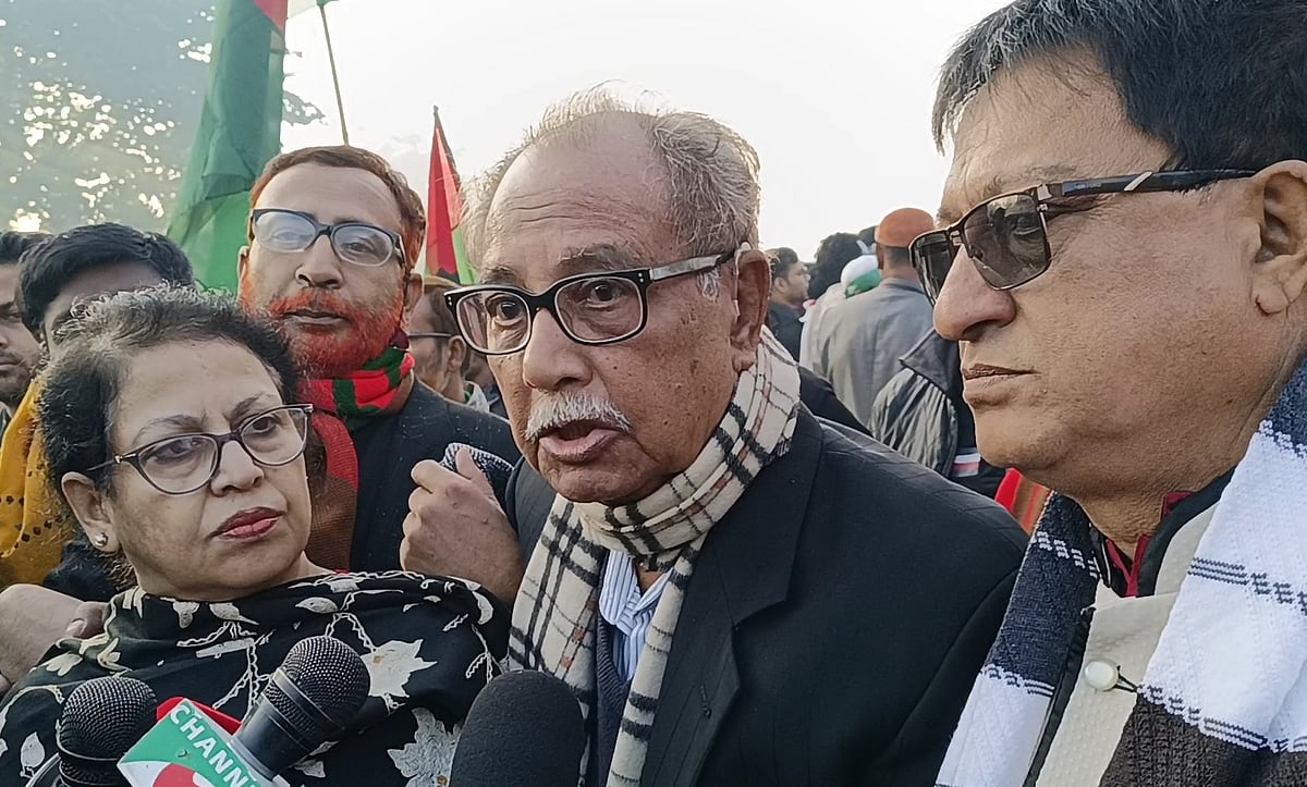 সাভারে জাতীয় স্মৃতিসৌধে শহীদদের প্রতি শ্রদ্ধা জানানো শেষে আজ সকালে সাংবাদিকদের সঙ্গে কথা বলেন জাতীয় সমাজতান্ত্রিক দলের সভাপতি আ স ম আব্দুর রব