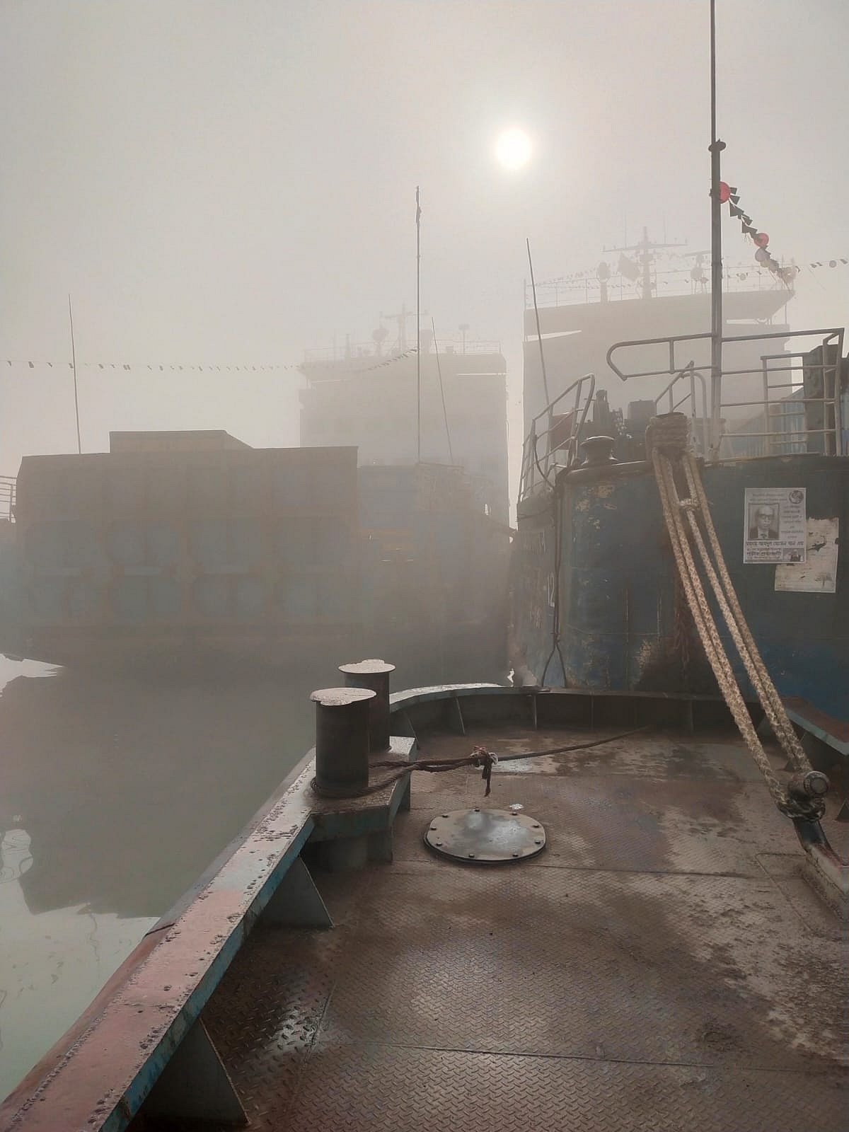 দৌলতদিয়া ঘাটে অপেক্ষমাণ যানবাহনবোঝাই ফেরি। আজ সোমবার সকালে তোলা