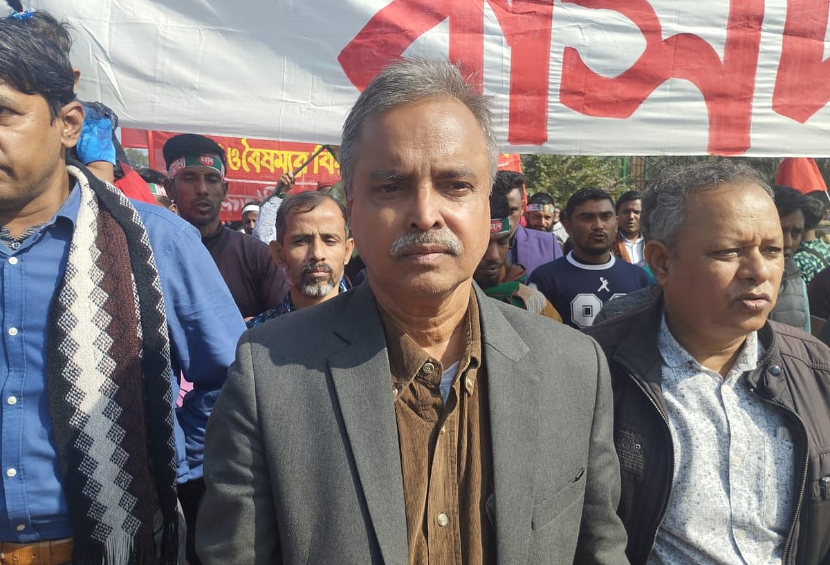 বাংলাদেশের সমাজতান্ত্রিক দলের (বাসদ) সাধারণ সম্পাদক বজলুর রশীদ ফিরোজ সাংবাদিকদের সঙ্গে কথা বলেন। আজ সোমবার সকালে জাতীয় স্মৃতিসৌধে