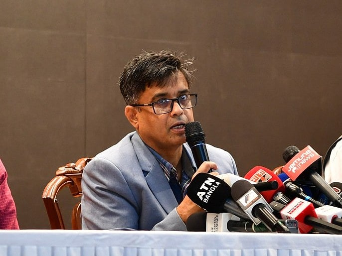 রাজধানীর ফরেন সার্ভিস একাডেমিতে আজ মঙ্গলবার সন্ধ্যায় সংবাদ ব্রিফিংয়ে কথা বলেন প্রধান উপদেষ্টার প্রেস সচিব শফিকুল আলম