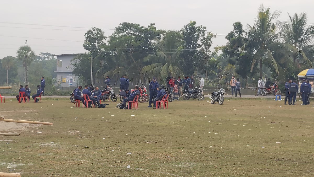 কচুয়ার গোয়ালমাঠ স্কুলমাঠে আইনশৃঙ্খলা রক্ষাকারী বাহিনীর অবস্থান। মঙ্গলবার দুপুরে তোলা