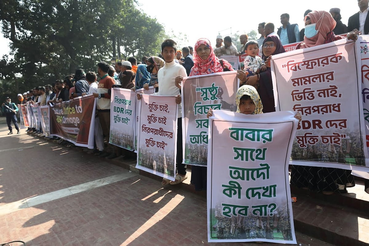পিলখানায় বিডিআর হত্যাকাণ্ডের রহস্য উন্মোচনের দাবিতে কেন্দ্রীয় শহীদ মিনারে সমাবেশ করা হয়। ঢাকা, ১৭ ডিসেম্বর