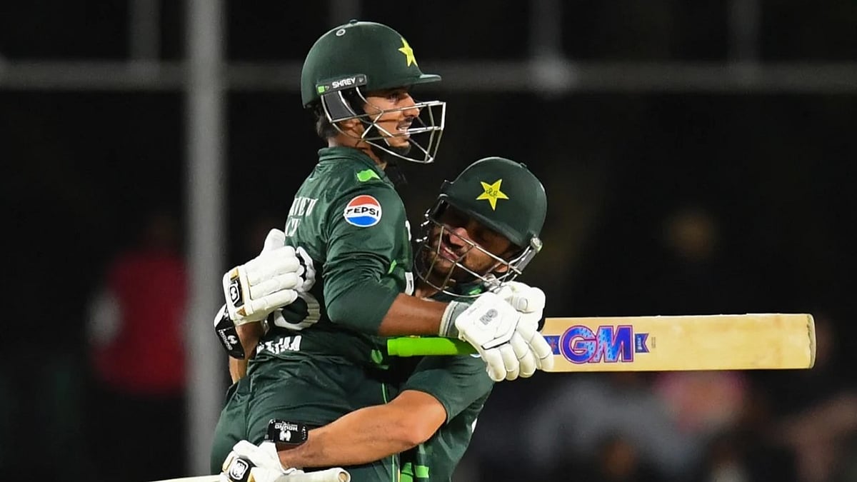 সাইম আইয়ুবের সেঞ্চুরির পর তাঁকে এভাবেই অভিনন্দন জানান আগা সালমান