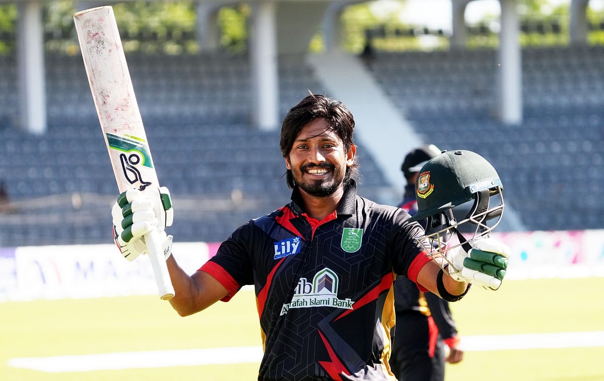 ১০১ রানে অপরাজিত ছিলেন খুলনা বিভাগের ওপেনার এনামুল হক বিজয়। আজ সিলেটে ঢাকা বিভাগের বিপক্ষে