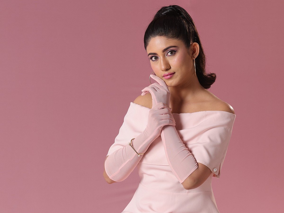 একেক রঙের পোশাক একেক ধরনের ব্যক্তিত্বের প্রকাশ করে। মডেল: সাফা কবির