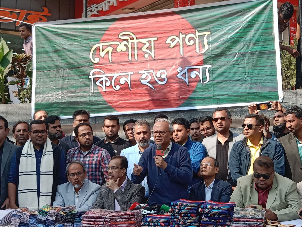 রাজধানীর শান্তিনগরের কর্ণফুলী গার্ডেন সিটির সামনে আজ বুধবার সকালে ভারতীয় পণ্য বর্জনের দাবিতে আয়োজিত এক অনুষ্ঠানে বক্তব্য দেন রুহুল কবির রিজভী