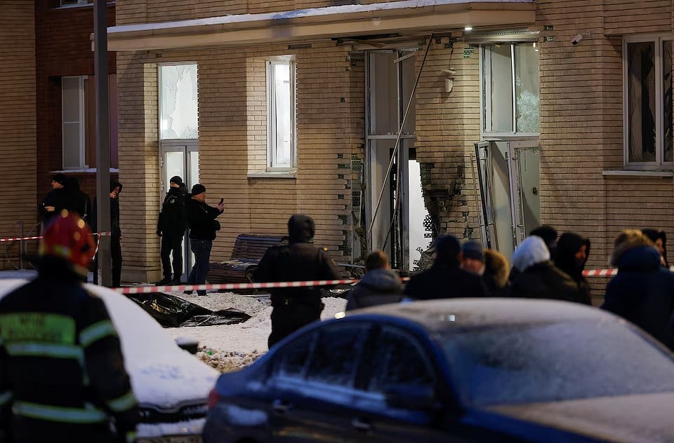 এক বিস্ফোরণে গতকাল শীর্ষস্থানীয় রুশ সামরিক কর্মকর্তা লেফটেন্যান্ট জেনারেল ইগর কিরিলভ নিহত হন। বিস্ফোরণের পর হামলায় ক্ষতিগ্রস্ত ভবন পরিদর্শন করছেন আইনশৃঙ্খলা রক্ষাকারী বাহিনীর সদস্যরা