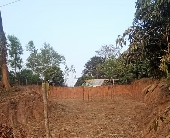 সংরক্ষিত বনাঞ্চলের টিলা কেটে তৈরি হচ্ছিল বাড়ি। খবর পেয়ে টিলা কাটা বন্ধ করেছে বন বিভাগ। চট্টগ্রামের লোহাগাড়ার বড়হাতিয়া ইউনিয়নের ২ নম্বর ওয়ার্ডের হরিদারঘোনা এলাকায়