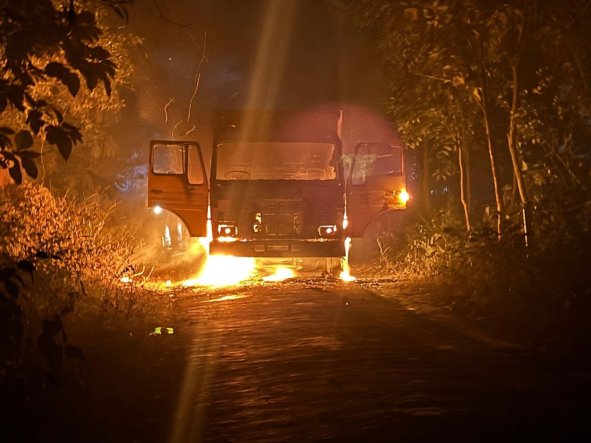 গাজীপুরের কালিয়াকৈরে দুর্ঘটনার পর মাটিবাহী ডাম্প ট্রাকটিতে আগুন দেয় বিক্ষুব্ধ জনতা। গতকাল রাতে আকুলিচালা এলাকায়