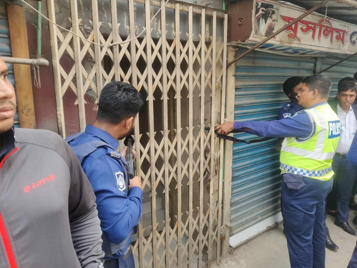 ডাকাত হানা দেওয়ার খবরে ঢাকার দক্ষিণ কেরানীগঞ্জের চুনকুটিয়া এলাকার রূপালী ব্যাংকের জিনজিরা শাখা ঘিরে রেখেছেন র‍্যাব–পুলিশের সদস্যরা। আজ বৃহস্পতিবার দুপুরে