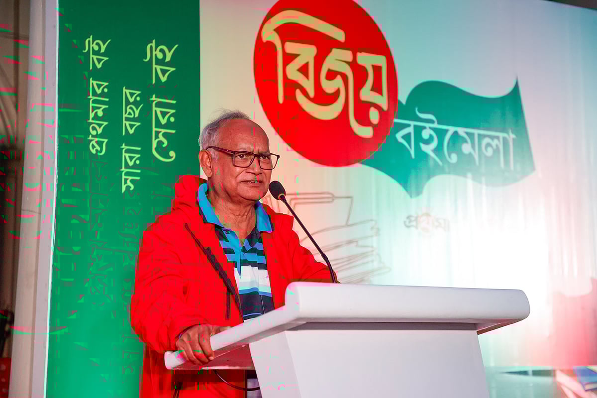 প্রথমার আয়োজনে ‘বিজয় বইমেলা' আলোচনা অনুষ্ঠানে বক্তব্য দেন   মহিউদ্দিন আহমদ। বাংলা একাডেমির উন্মুক্ত প্রাঙ্গণে।