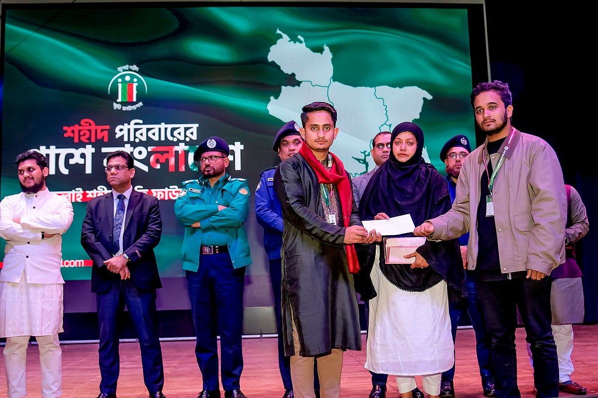 গণ–অভ্যুত্থানে শহীদ পরিবারের মধ্যে জুলাই শহীদ স্মৃতি ফাউন্ডেশনের আর্থিক সহায়তা তুলে দেওয়া হয়। আজ শুক্রবার খুলনা জেলা শিল্পকলা একাডেমি মিলনায়তনে