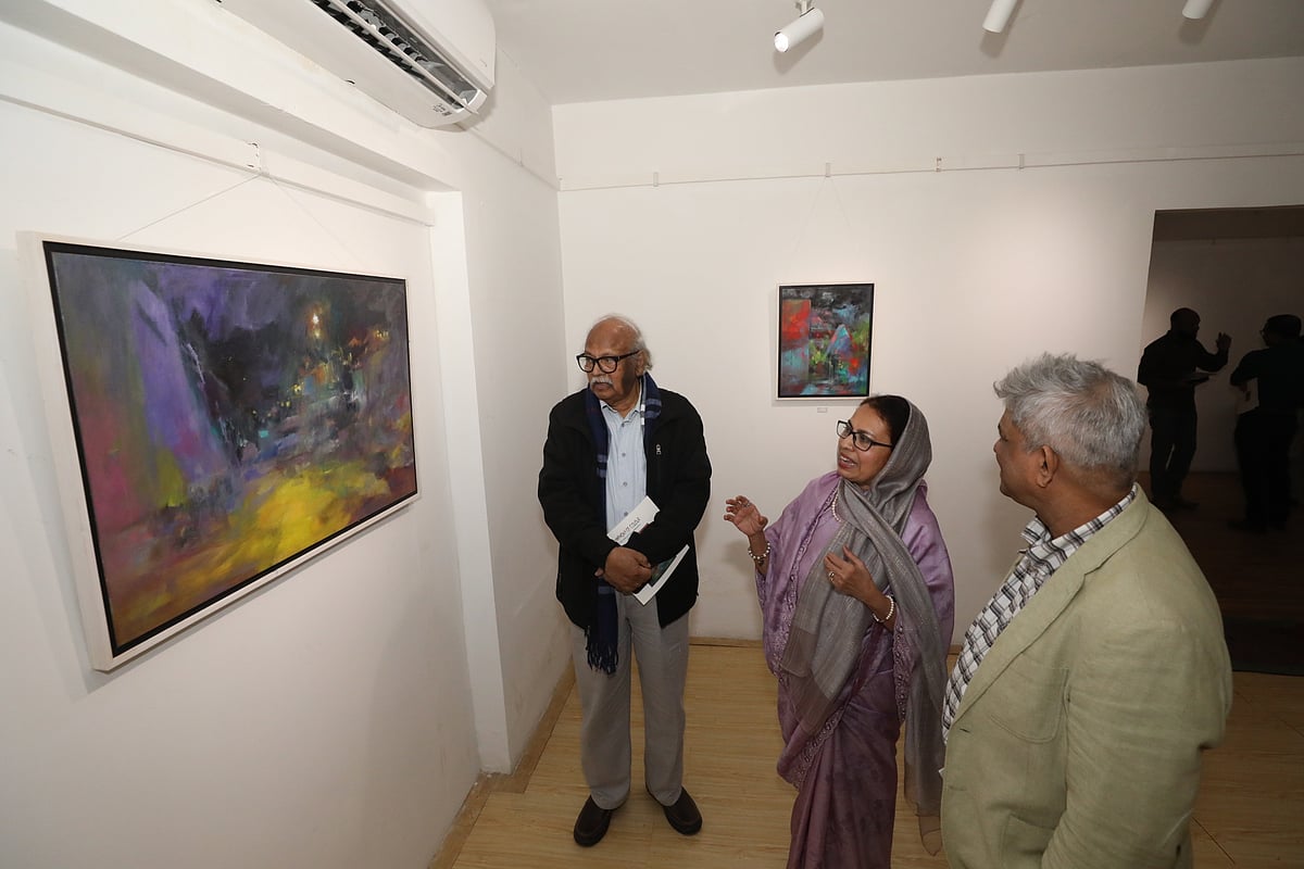 ‘সিম্ফনি অব কালার’ শীর্ষক নিজের চিত্রকর্ম প্রদর্শনী অতিথিদের দেখাচ্ছেন শিল্পী জাকিয়া আজিজ (মাঝে), শিল্পী ও ইমেরিটাস অধ্যাপক রফিকুন নবী (বাঁয়ে) এবং শিল্প সমালোচক মইনুদ্দীন খালেদ। শুক্রবার বিকেলে লালমাটিয়ার দ্য ইলিউশনস গ্যালারিতে