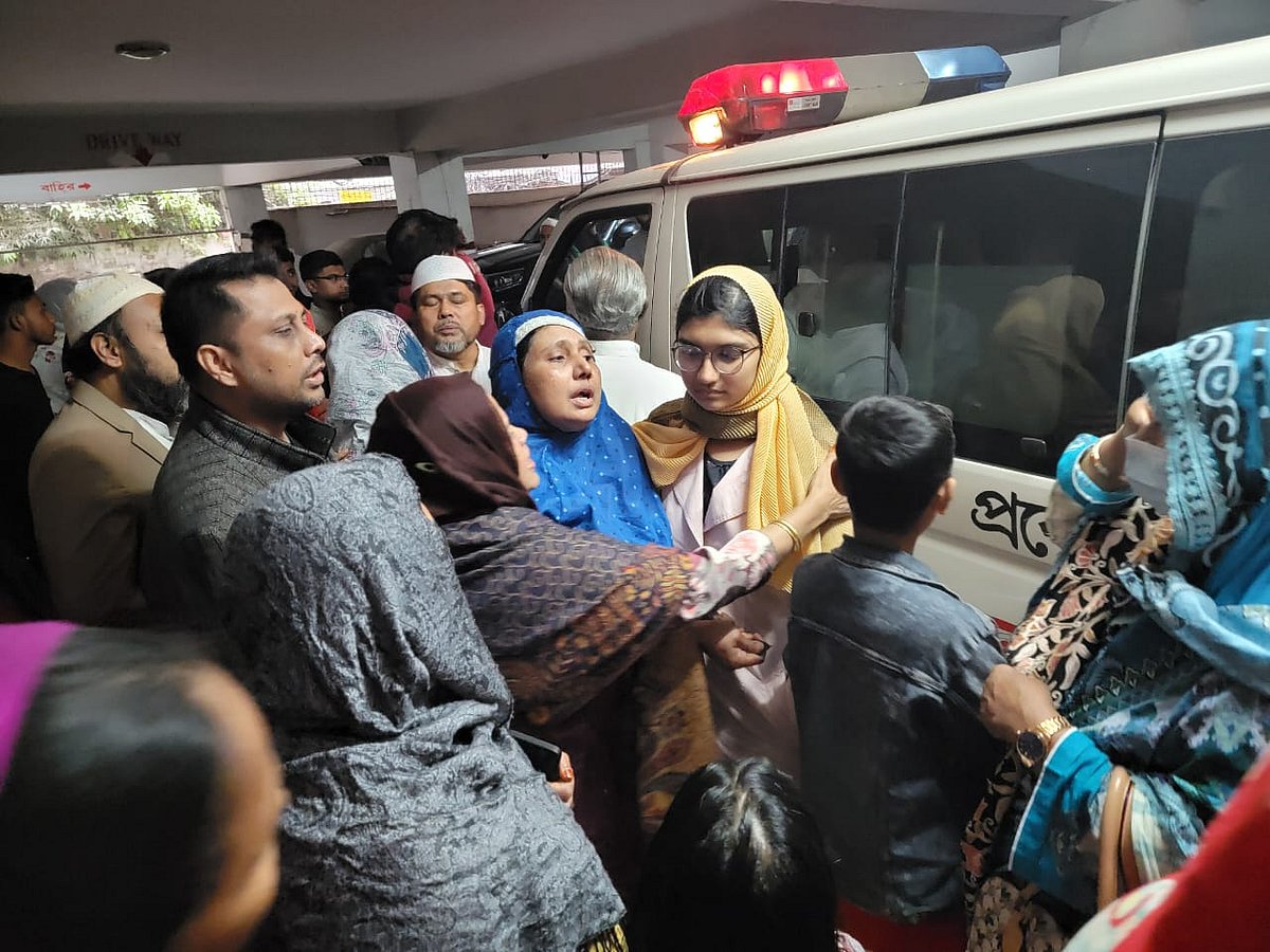 পূর্বাচলে পুলিশের তল্লাশিচৌকিতে দাঁড়িয়ে থাকা মোটরসাইকেলে প্রাইভেট কারের ধাক্কায় নিহত বুয়েট শিক্ষার্থী মুহতাসিম মাসুদের লাশ আনা হলে কান্না ভেঙে পড়েন মা রাইসা সুলতানা। আজ শুক্রবার বিকেলে গ্রিনরোড এলাকা