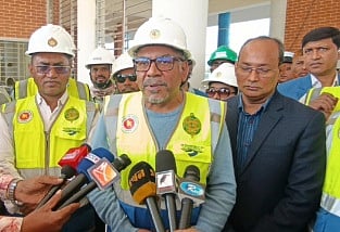 যমুনা নদীর ওপর নির্মিত রেলসেতুর পশ্চিম পাড় এলাকা পরিদর্শনের সময় সাংবাদিকদের সঙ্গে কথা বলছেন রেলপথ মন্ত্রণালয়ের সচিব ফাহিমুল ইসলাম। আজ শুক্রবার সকালে সেতুর পশ্চিম পাড়ে সিরাজগঞ্জের সয়দাবাদে