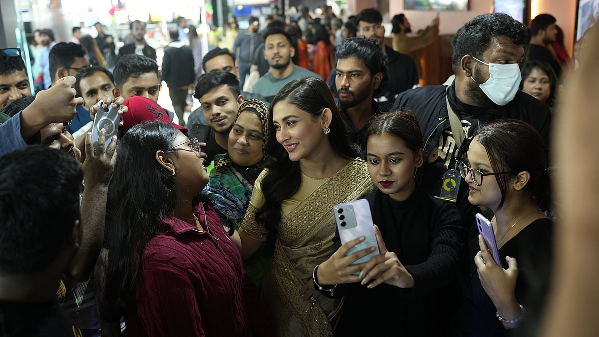 দর্শকদের সঙ্গে সিনেমাটি উপভোগ করতে বেলা ১১টায় রাজধানীর পান্থপথ শাখার স্টার সিনেপ্লেক্সে যান মেহজাবীন চৌধুরী