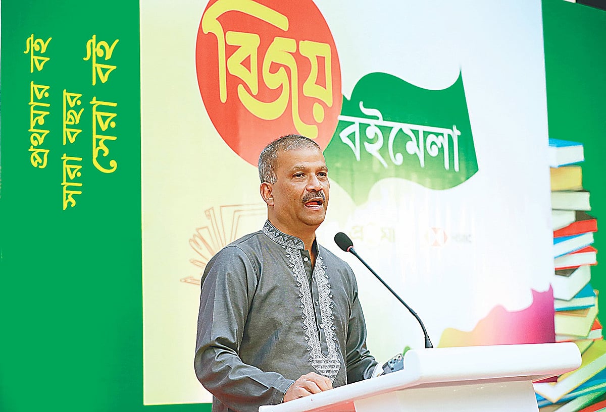 প্রথমা আয়োজিত বিজয় বইমেলায় বক্তব্য দেন আইন উপদেষ্টা আসিফ নজরুল। গতকাল বাংলা এ​কাডেমির উন্মুক্ত মঞ্চে