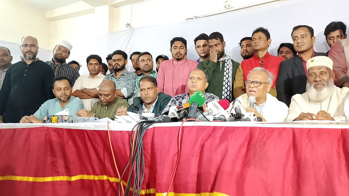 রাজধানীর মোহাম্মদপুরের কাটাশুরে আজ শুক্রবার বিকেলে ‘আমরা বিএনপি পরিবার’ আয়োজিত এক অনুষ্ঠানে বক্তব্য দেন রুহুল কবির রিজভী