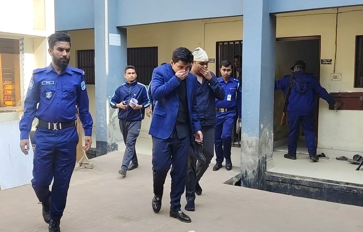 গ্রেপ্তার তিনজনকে আদালতে নিয়ে যাচ্ছে পুলিশ। আজ শুক্রবার দুপুরে নারায়ণগঞ্জের রূপগঞ্জ থানা প্রাঙ্গণে