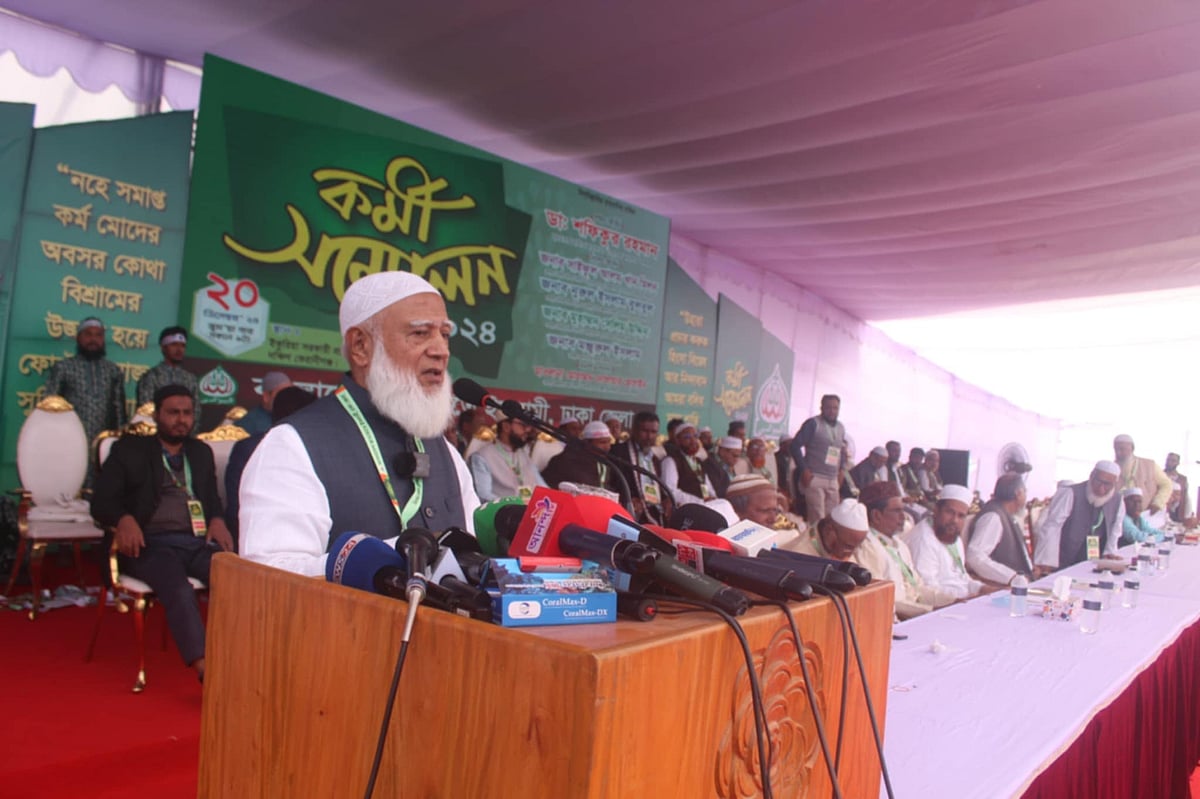 জামায়াতে ইসলামীর ঢাকা জেলা কর্মী সম্মেলনে বক্তব্য দেন জামায়াতে ইসলামীর আমির শফিকুর রহমান। আজ শুক্রবার সকালে দক্ষিণ কেরানীগঞ্জের ইকুরিয়া সরকারি প্রাথমিক বিদ্যালয়ের মাঠে