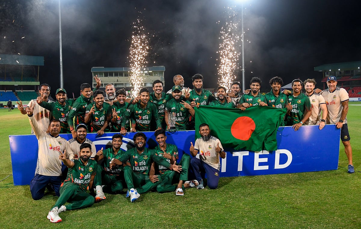 ফ্রেমে বাঁধাই করে রাখার মতো এক ছবি। ওয়েস্ট ইন্ডিজকে তাঁদেরই মাটিতে ধবলধোলাইয়ের পর হাসিমুখে যেন নতুন এক বাংলাদেশ