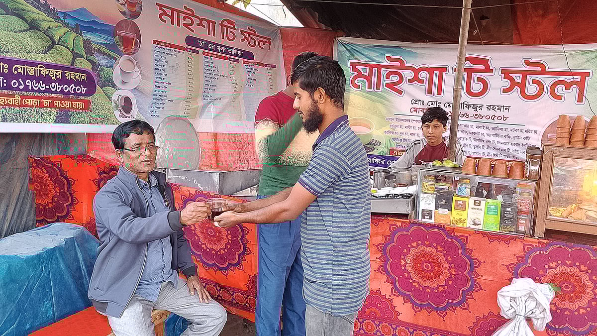 ৩৫ প্রকারের চা বিক্রি করে সাড়া ফেলেছেন গাইবান্ধার পলাশবাড়ীর যুবক মোস্তাফিজুর রহমান। শুক্রবার উপজেলার সদরের রাব্বির মোড়ে