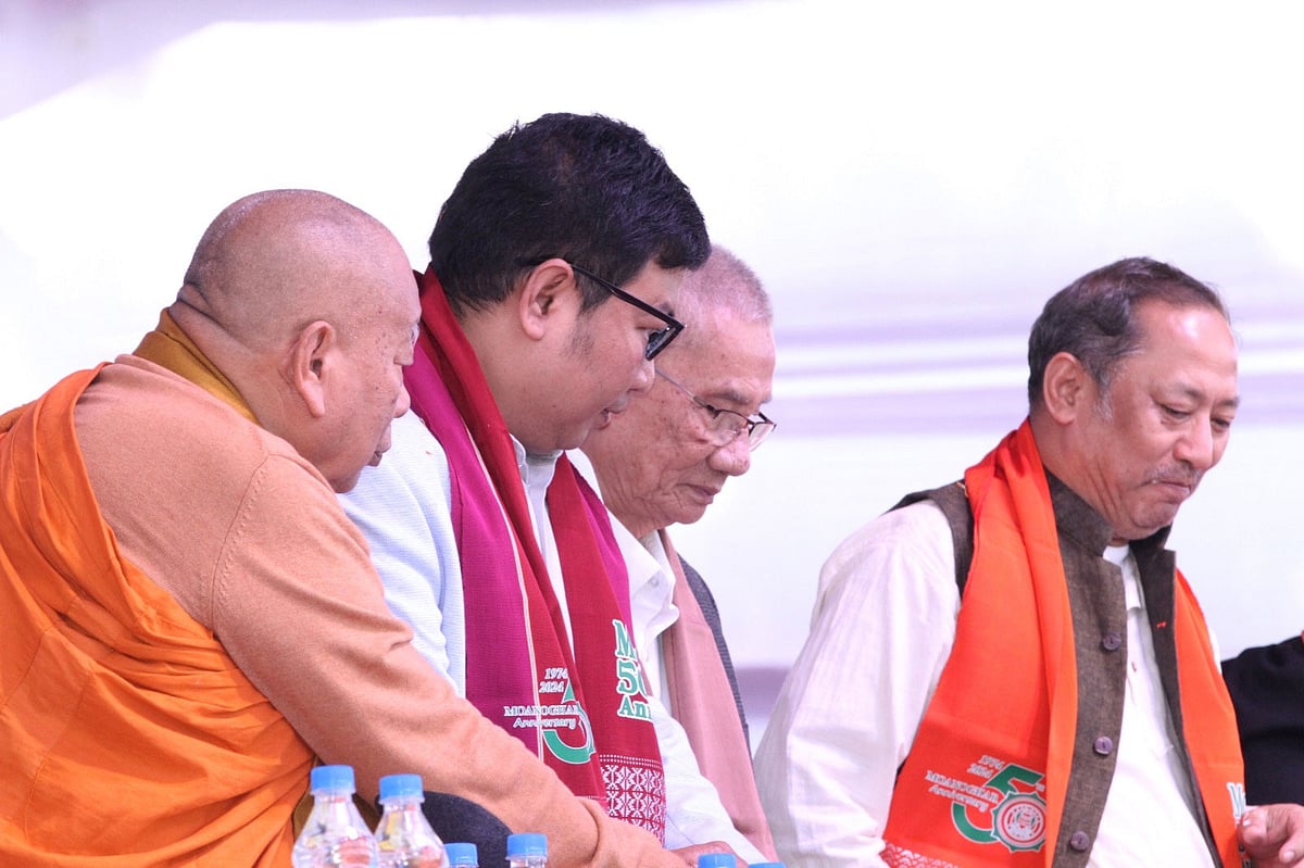 রাঙামাটির মোনঘর আবাসিক উচ্চ বিদ্যালয়ের ৫০ বছর পুর্তি উদযাপন অনুষ্ঠানে (বাঁ থেকে) প্রজ্ঞালংকার মহাথের, মং সার্কেল চিফ উচপ্রু চৌধুরী,পার্বত্য চট্টগ্রাম আঞ্চলিক পরিষদ চেয়ারম্যান জ্যোতিরিন্দ্র বোধিপ্রিয় (সন্তু ) লারমা,  চাকমা সার্কেল প্রধান দেবাশীষ রায়। আজ সকালে