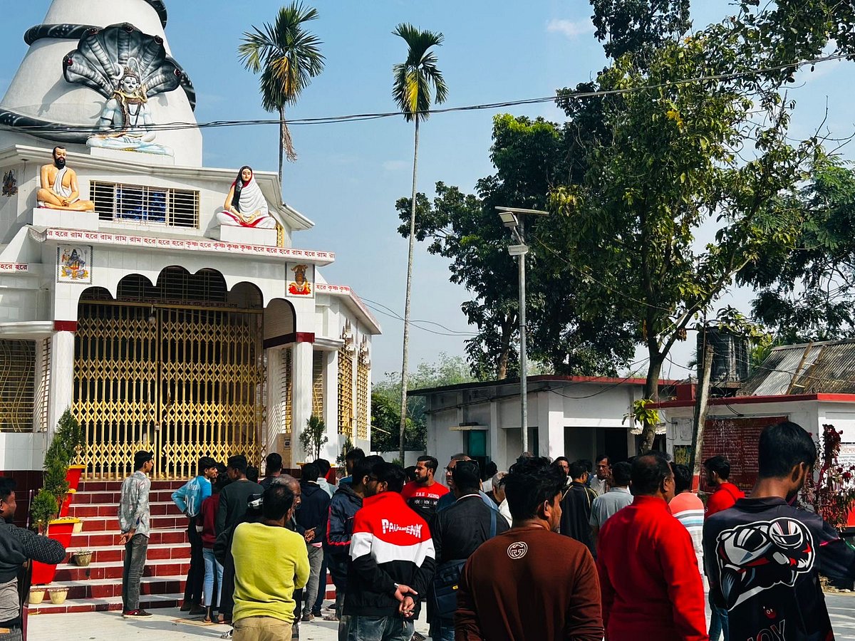 পাহারাদারের লাশ উদ্ধারের খবর পেয়ে নাটোর মহাশ্মশানে জড়ো হন উৎসুক লোকজন। শনিবার সকালে