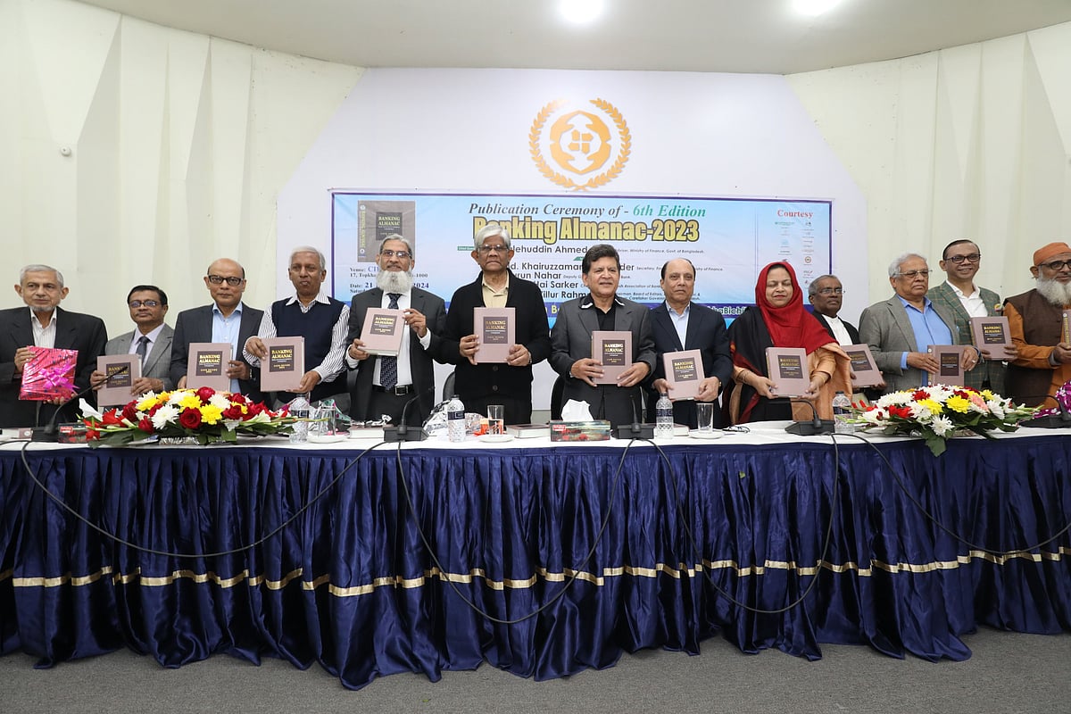 ‘ব্যাংকিং অ্যালমানাক’ শীর্ষক গ্রন্থের ষষ্ঠ সংস্করণের মোড়ক উন্মোচন অনুষ্ঠানে প্রধান অতিথি অর্থ উপদেষ্টা সালেহউদ্দিন আহমেদসহ (বাঁ থেকে ষষ্ঠ) অতিথিরা। আজ শনিবার ঢাকার সিরডাপ মিলনায়তনে