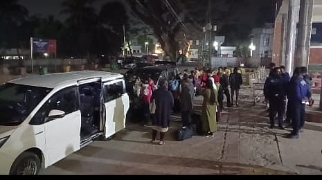 গত বছরের ডিসেম্বরে ভারতে পাচার হওয়া দুই কন্যাশিশুসহ ১৫ জন নারী বিশেষ ভ্রমণ অনুমতির মাধ্যমে বেনাপোল স্থলবন্দর দিয়ে দেশে ফেরেন