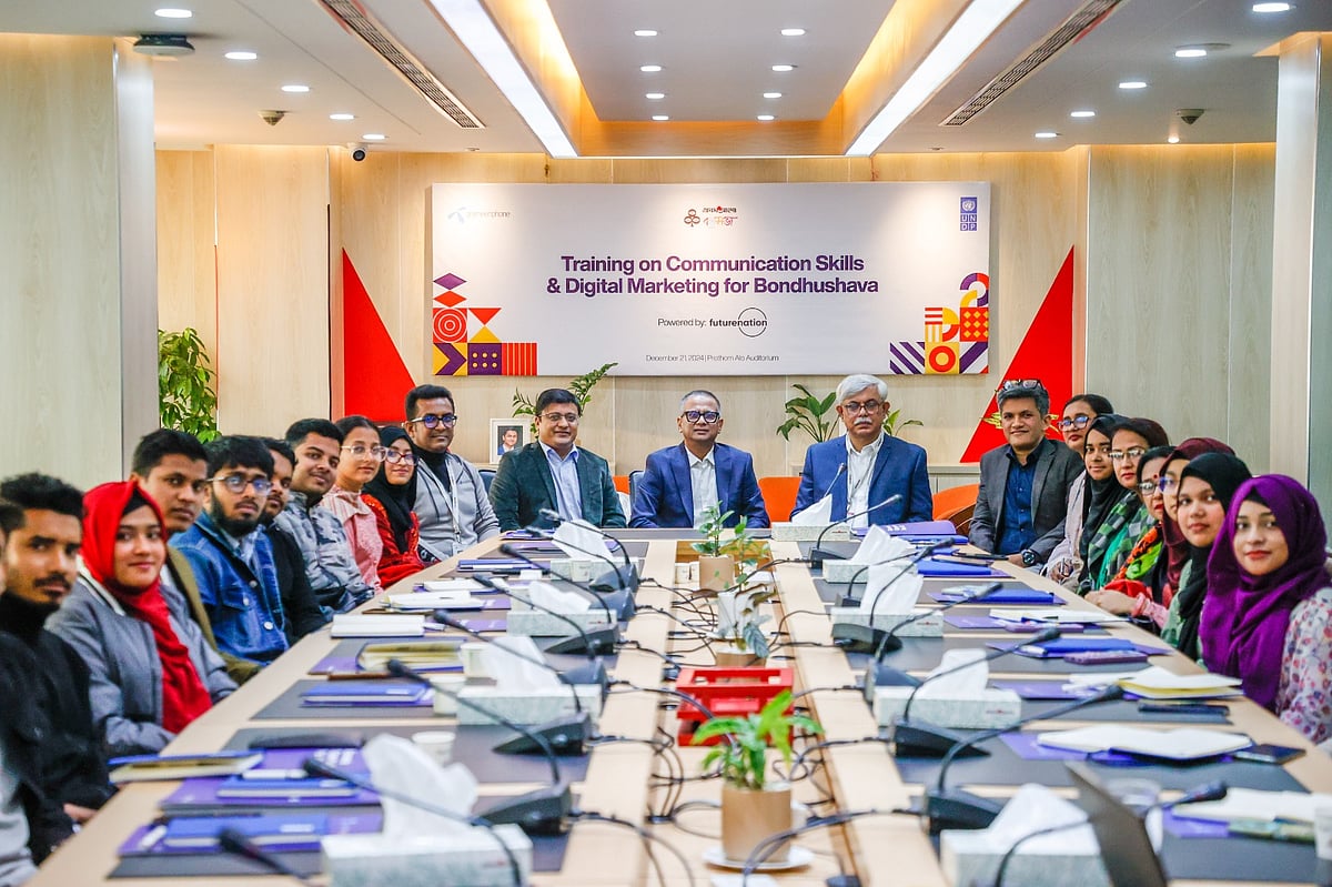 বন্ধুসভার বন্ধুদের জন্য যোগাযোগ দক্ষতা ও ডিজিটাল মার্কেটিং কোর্সের আয়োজন করেছে ইউএনডিপি। কোর্সের উদ্বোধনী অনুষ্ঠানে অতিথিদের সঙ্গে বন্ধুরা