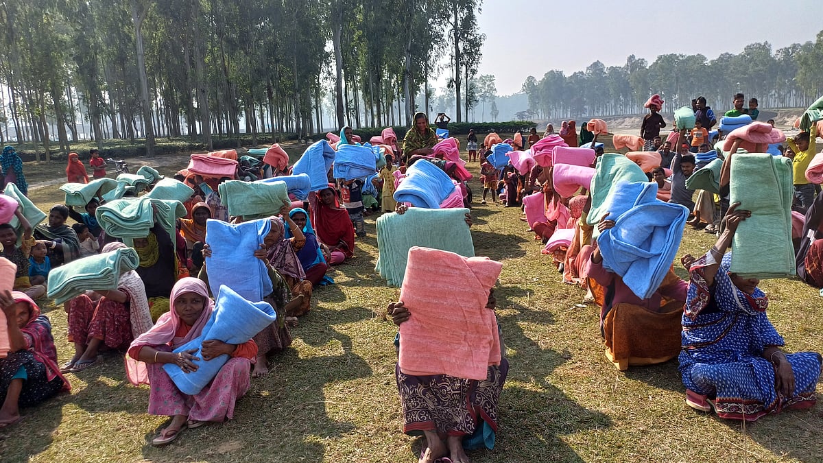 প্রথম আলো ট্রাস্টের কম্বল উপহার পেলেন পঞ্চগড়ের শীতার্ত মানুষেরা। আজ শনিবার সকালে পঞ্চগড় সদর উপজেলার ধাক্কামারা ইউনিয়নের রাজারপাঠ ডাঙ্গা আশ্রয়ণ প্রকল্পসংলগ্ন চাওয়াই নদের ধারে