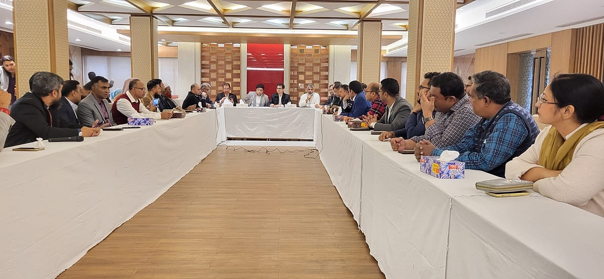 আন্তক্যাডার বৈষম্য নিরসন পরিষদের সঙ্গে মতবিনিময় করেন পরিষদের অন্তর্ভুক্ত ২৫টি ক্যাডারের নেতারা। রাজধানীর সেগুনবাগিচায় পূর্ত ভবনে,শনিবার