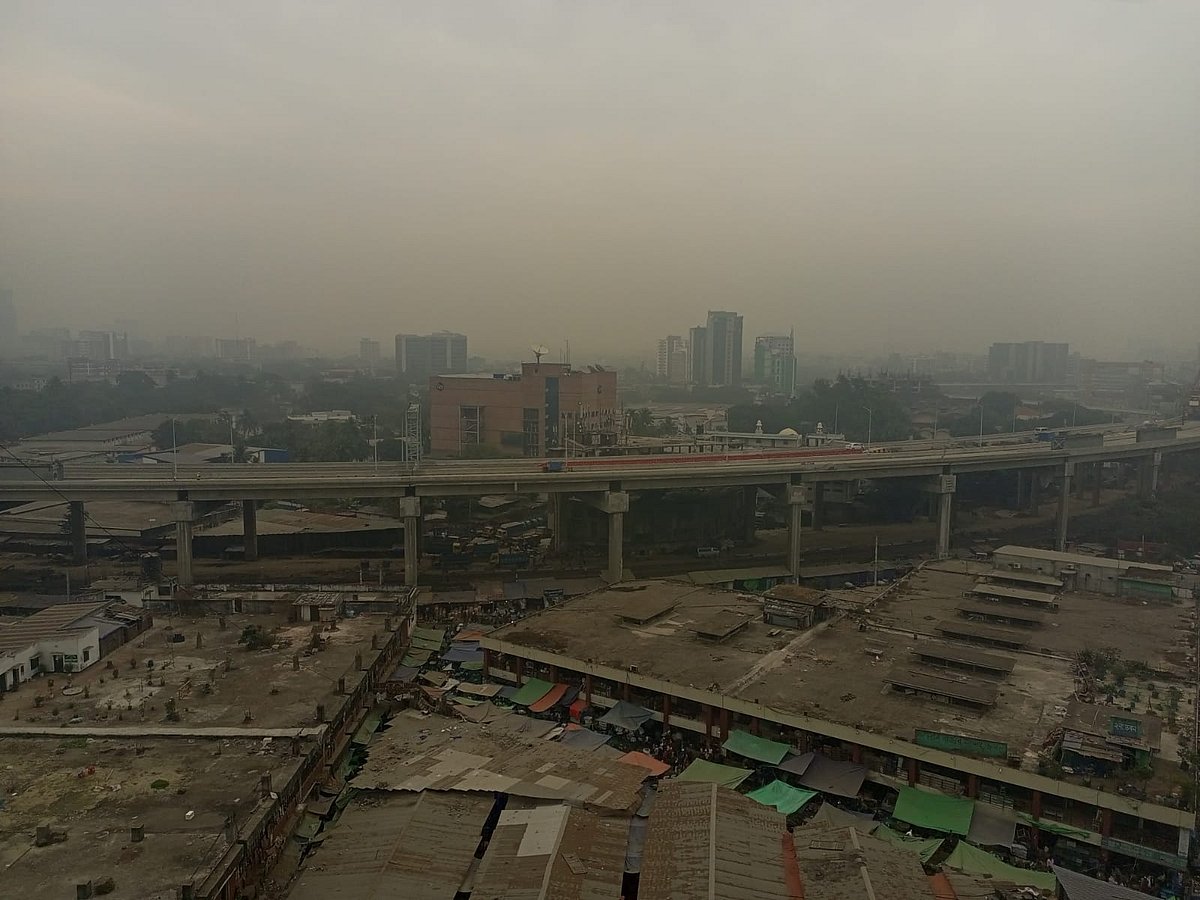 আজ সকাল থেকেই ঢাকার আবহাওয়া কুয়াশাচ্ছন্ন। রাজধানীর কারওয়ান বাজার থেকে তোলা ছবি