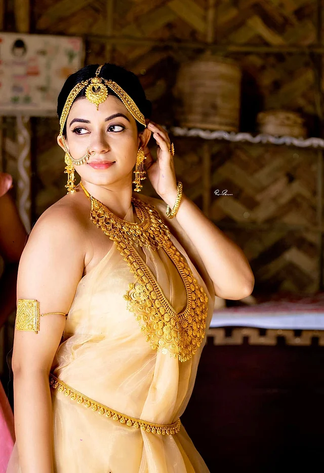 Porno surat lanet bir kampir, qoli edi