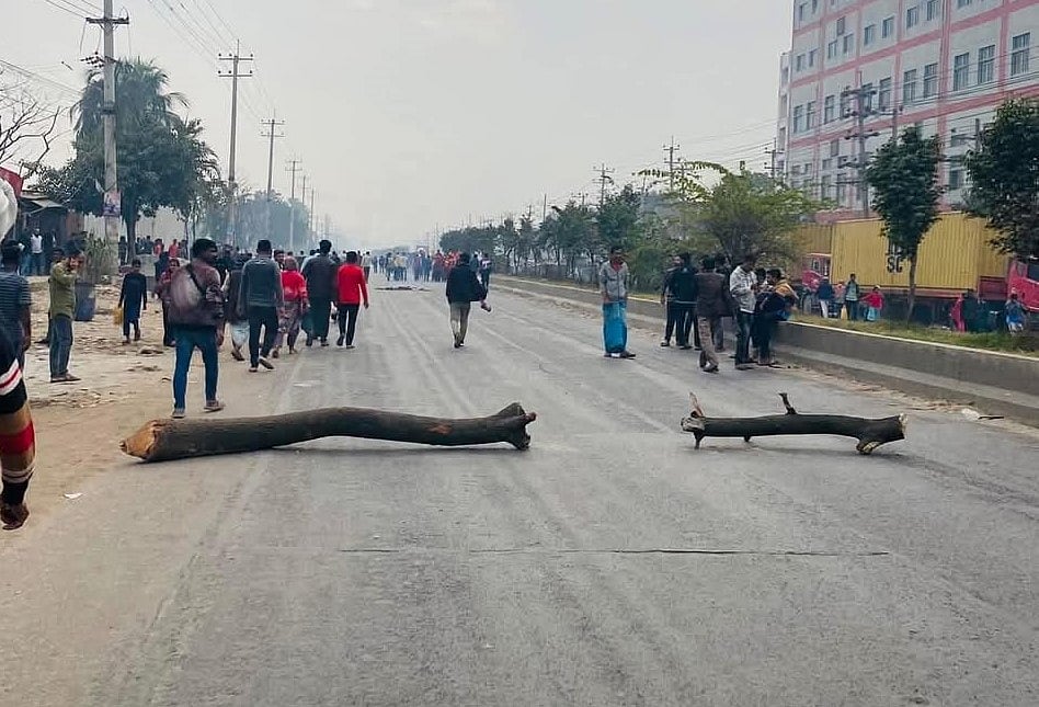 গাজীপুরের বেক্সিমকো ইন্ডাস্ট্রিয়াল পার্কের শ্রমিকেরা কারখানা খুলে দেওয়ার দাবিতে বিক্ষোভ করছেন। বন্ধ করে দিয়েছেন চন্দ্রা-নবীনগর সড়ক। শনিবার সকালে গাজীপুরের জিরানী এলাকায়