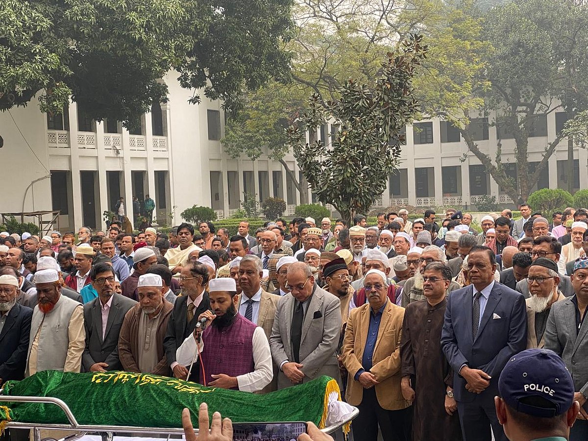 সুপ্রিম কোর্টের ইনার গার্ডেন প্রাঙ্গণে আজ শনিবার বেলা সোয়া ১১টার দিকে উপদেষ্টা এ এফ হাসান আরিফের জানাজা হয়