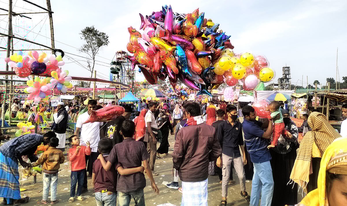 মেলায় নানা বয়সী দর্শনার্থীর ভিড় দেখা গেছে। শিশুদের উপস্থিতি ছিল চোখে পড়ার মতো। গতকাল জামালপুরে মাদারগঞ্জ উপজেলার পলাশপুর এলাকায়
