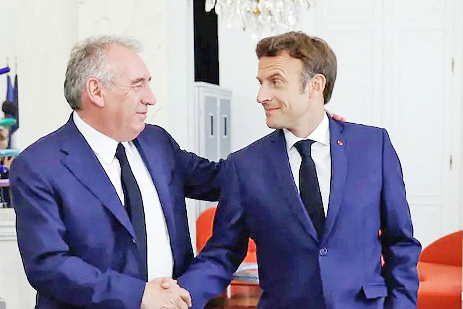 প্রেসিডেন্ট এমানুয়েল মাখোঁর সঙ্গে ফ্রান্সের নতুন প্রধানমন্ত্রী ফ্রাঁসোয়া বায়রু (বাঁয়ে)
