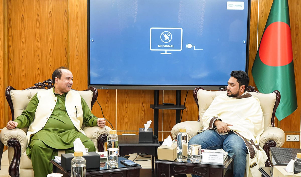 তথ্য উপদেষ্টা নাহিদ ইসলামের সঙ্গে সাক্ষাৎ করেন বিশিষ্ট সংগীতশিল্পী রাহাত ফতেহ আলী খান। সচিবালয়, ঢাকা, ২২ ডিসেম্বর