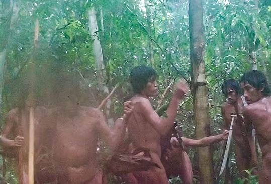 etakdagi va külotsiz etuk ayollar