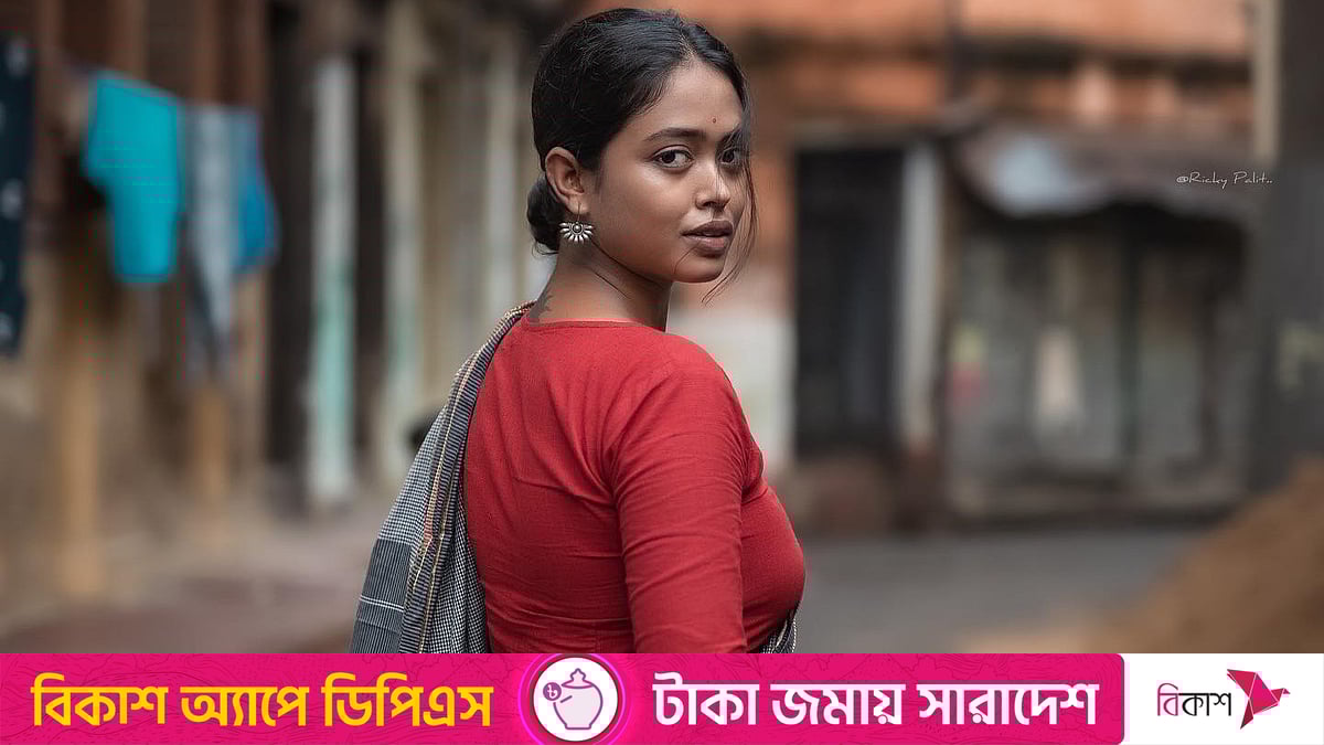 Kokrak uchlari chiqib turgan yosh ayol bilan jinsiy aloqa Onlayn pornoda bobo, buvi va nabira