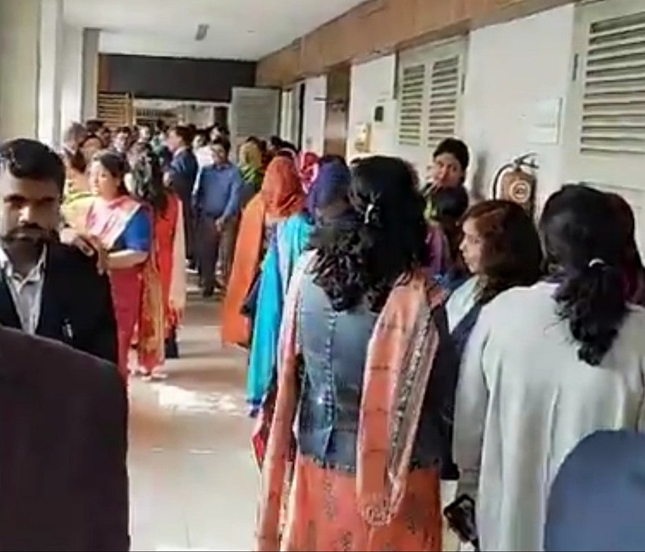 জনপ্রশাসন মন্ত্রণালয়ের দোতলায় অবস্থিত জনপ্রশাসন সংস্কার কমিশনের চেয়ারম্যানের দপ্তরের সামনে সমবেত হন প্রশাসন ক্যাডারের কর্মকর্তারা। আজ রোববার সচিবালয়ে