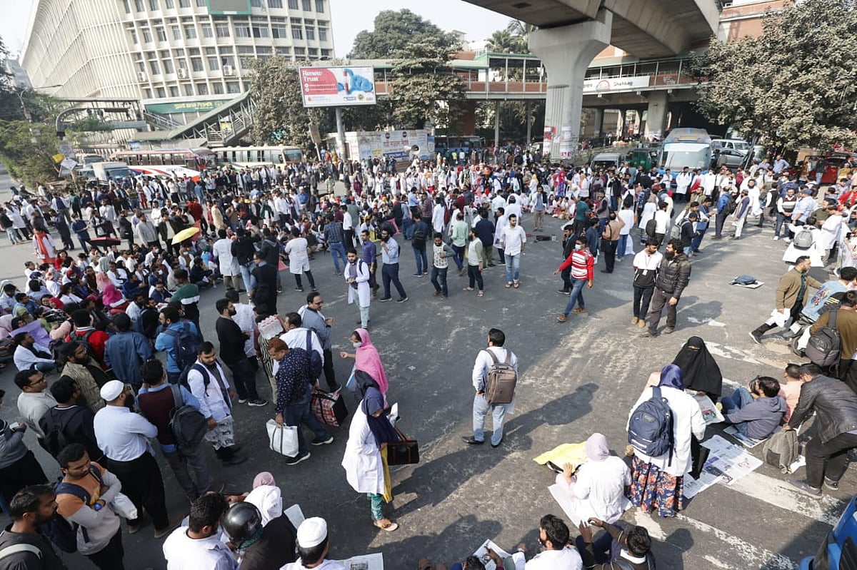 বেতন ২৫ হাজার টাকা থেকে বাড়িয়ে ৫০ হাজার টাকা করার এক দফা দাবিতে আজ দুপুর থেকে সোয়া চার ঘণ্টা শাহবাগ মোড় অবরোধ করেন বিএসএমএমইউ ও বিসিপিএসের অধিভুক্ত পোস্টগ্র্যাজুয়েট প্রাইভেট ট্রেইনি চিকিৎসকেরা