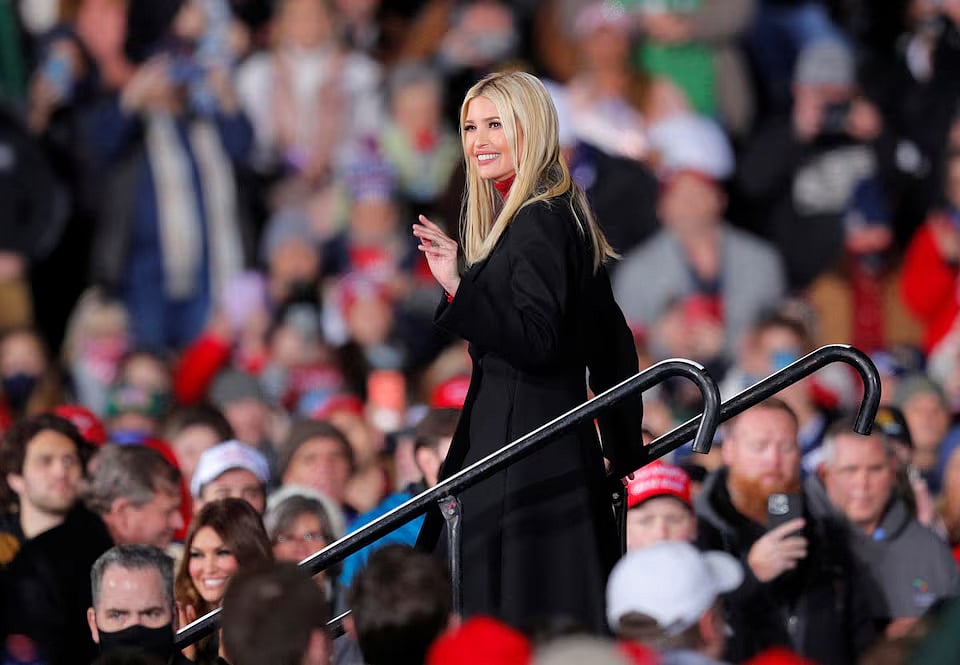 হোয়াইট হাউসের জ্যেষ্ঠ উপদেষ্টা ইভাঙ্কা ট্রাম্প। জর্জিয়া অঙ্গরাজ্যের রিপাবলিকান সিনেটর কেলি লোফেলারের একটি নির্বাচনী প্রচারণায়, ২০২১ সালের ৪ জানুয়ারি