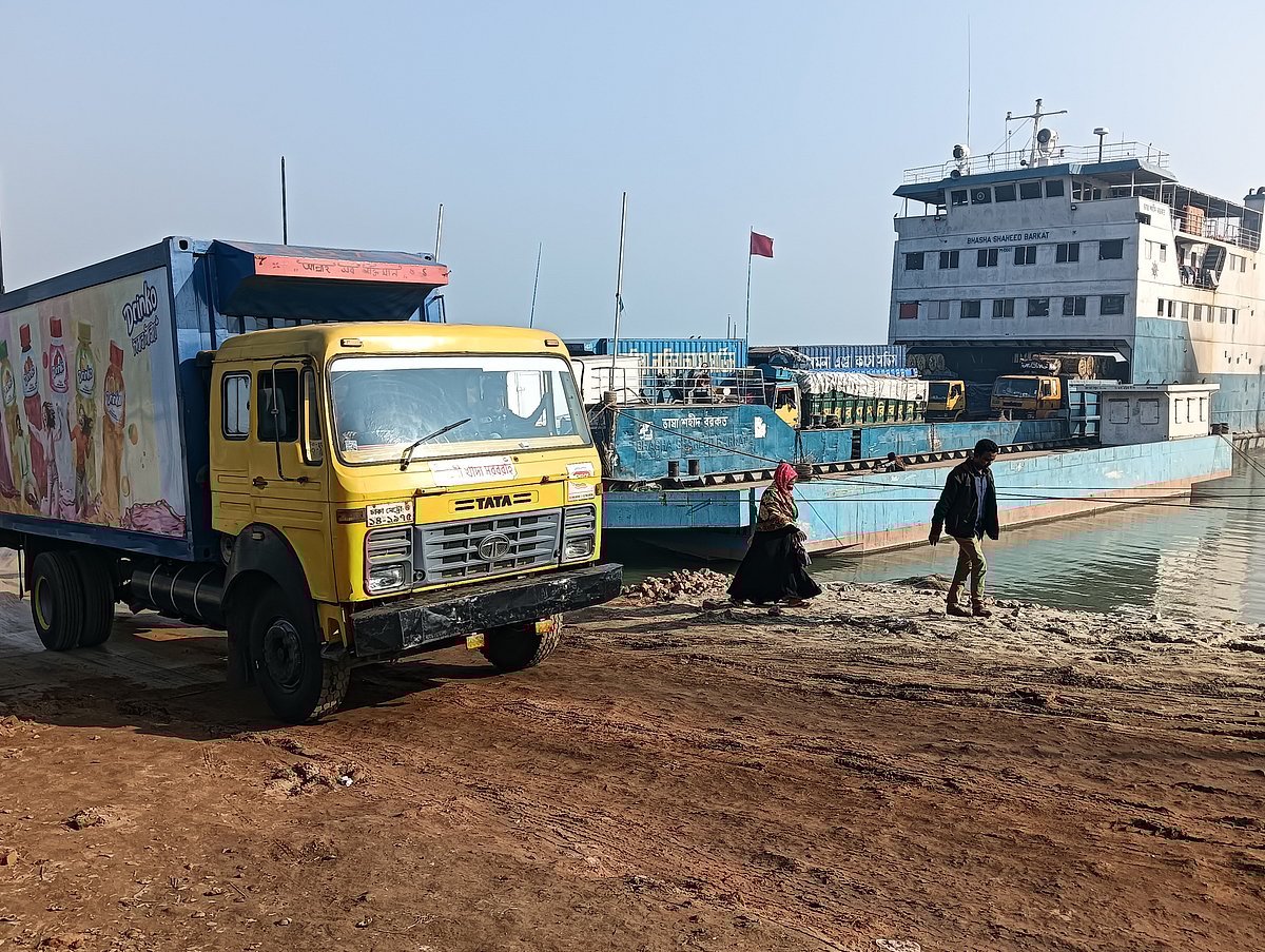 ঘন কুয়াশার কারণে দৌলতদিয়া-পাটুরিয়া নৌপথে সাত ঘণ্টা পর ফেরি চলাচল স্বাভাবিক হয়। আজ সোমবার সকালে দৌলতদিয়া ঘাটে