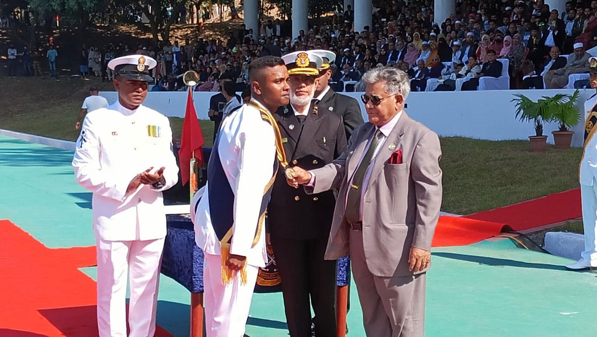 মেরিন একাডেমিতে শিক্ষা সমাপনী কুচকাওয়াজ পরিদর্শনে নৌপরিবহন উপদেষ্টা ব্রিগেডিয়ার জেনারেল (অব) এম সাখাওয়াত হোসেন