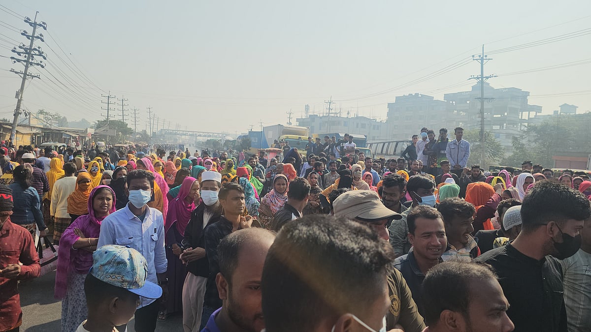 গাজীপুরের কোনাবাড়ীতে বন্ধ কারখানা খুলে দেওয়ার দাবিতে শ্রমিকদের বিক্ষোভ। আজ সোমবার সকালে