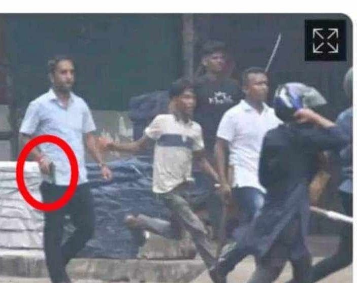 বৈষম্যবিরো:ধী আন্দোলনের কর্মীদের ওপর হামলার সময় পিস্তল হাতে মিঠুন চক্রবর্তী