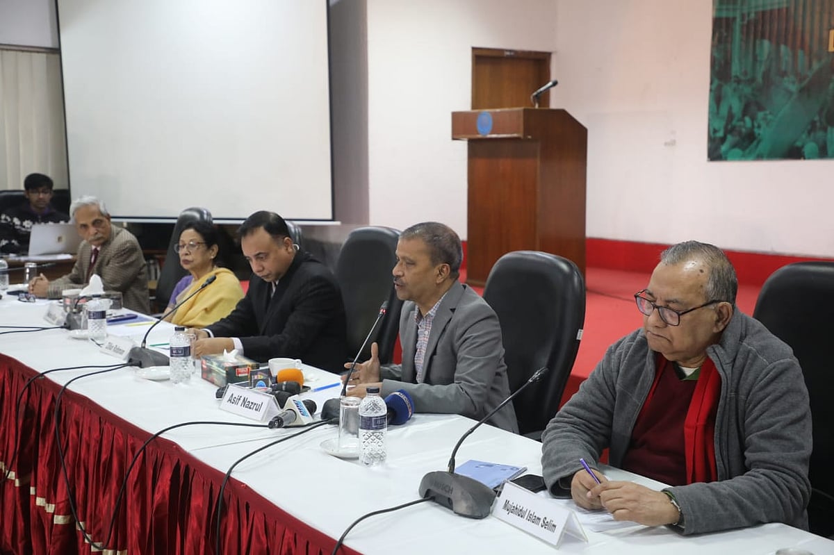 আইন উপদেষ্টা আসিফ নজরুল ‘গণতান্ত্রিক পুনর্গঠনের জন্য সংলাপ: বিচার বিভাগ প্রসঙ্গ’ শীর্ষক আলোচনা সভায় বক্তব্য দেন। সিরডাপ মিলনায়তন, ঢাকা, ২৩ ডিসেম্বর